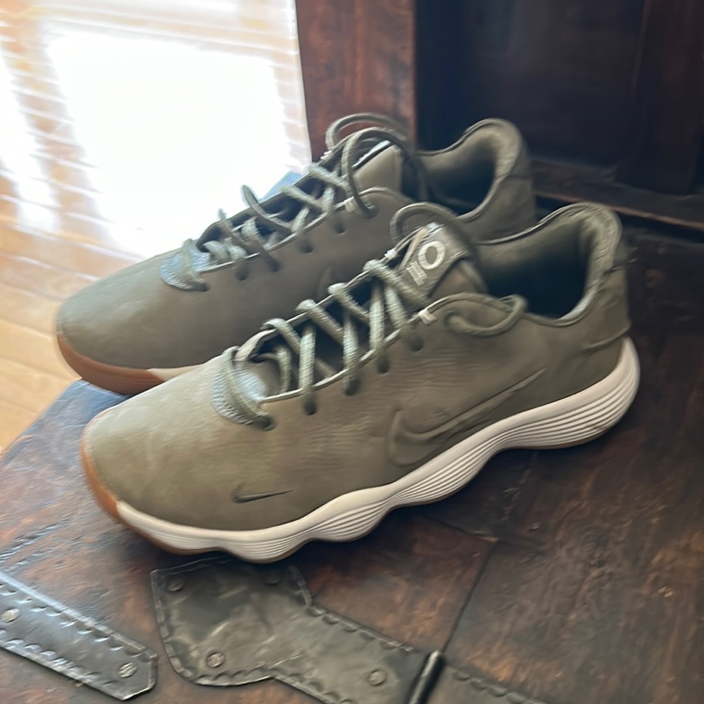 Nike hyperdunk low sneakers men’s size 7, women’s 6